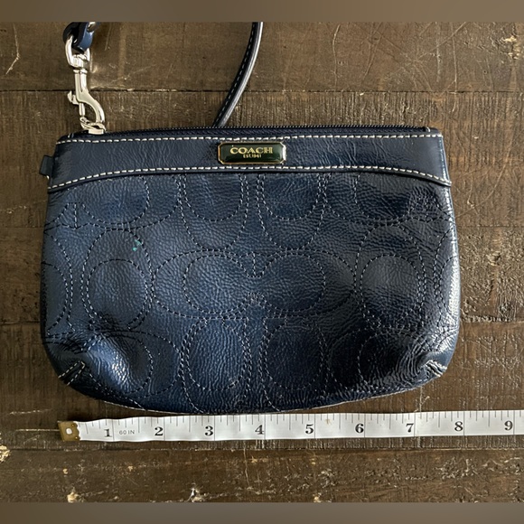 Coach patent leather wristlet - Picture 8 of 9